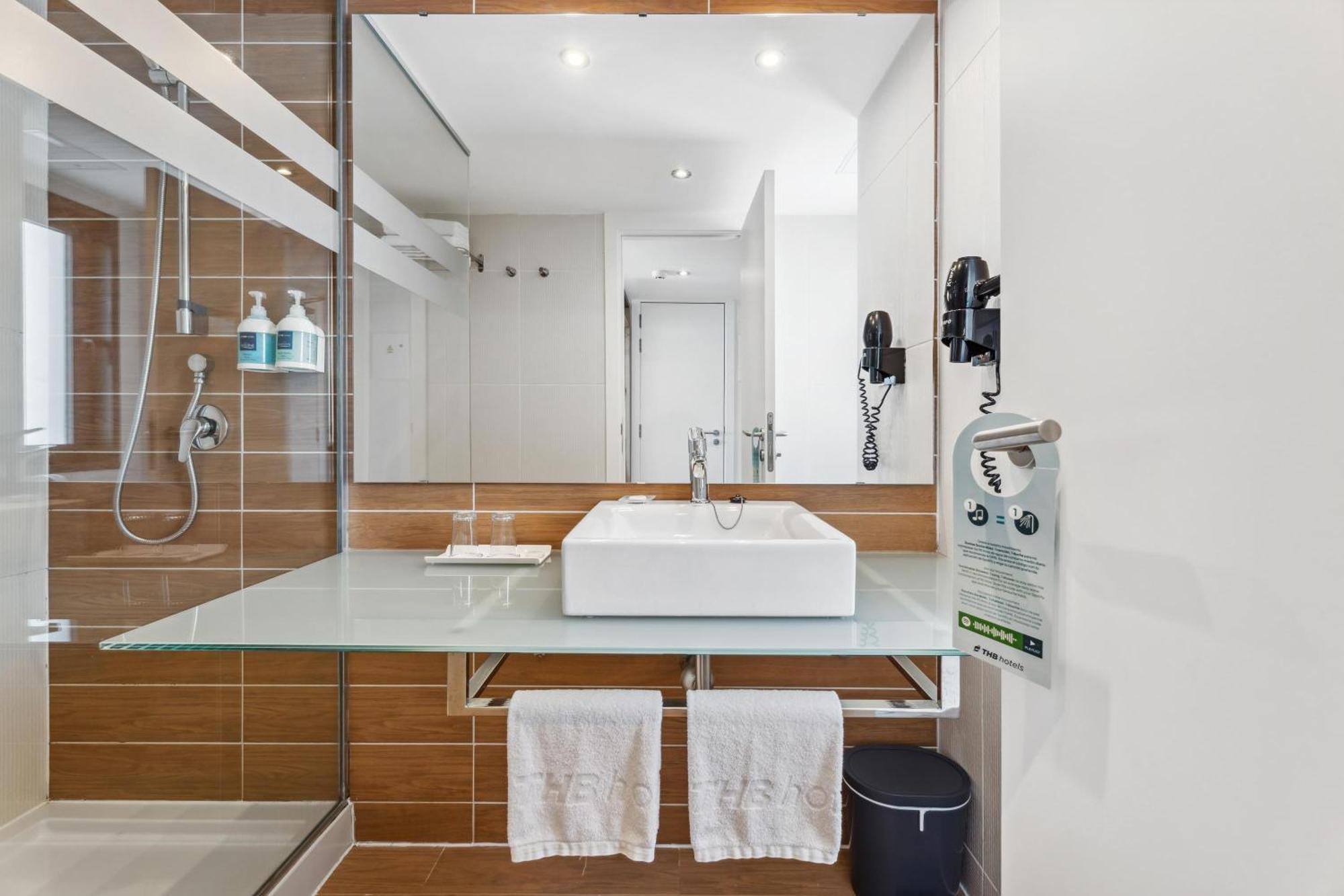 Double or Twin Room Sea View