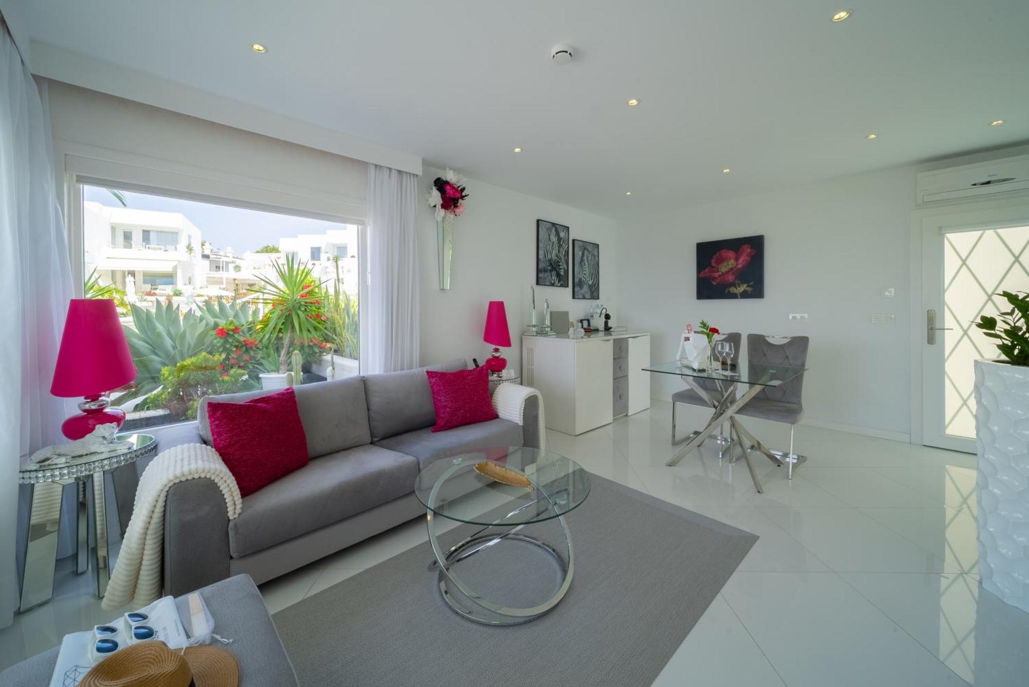 Suite Master 2 Bedroom Hot Tub & Sea View