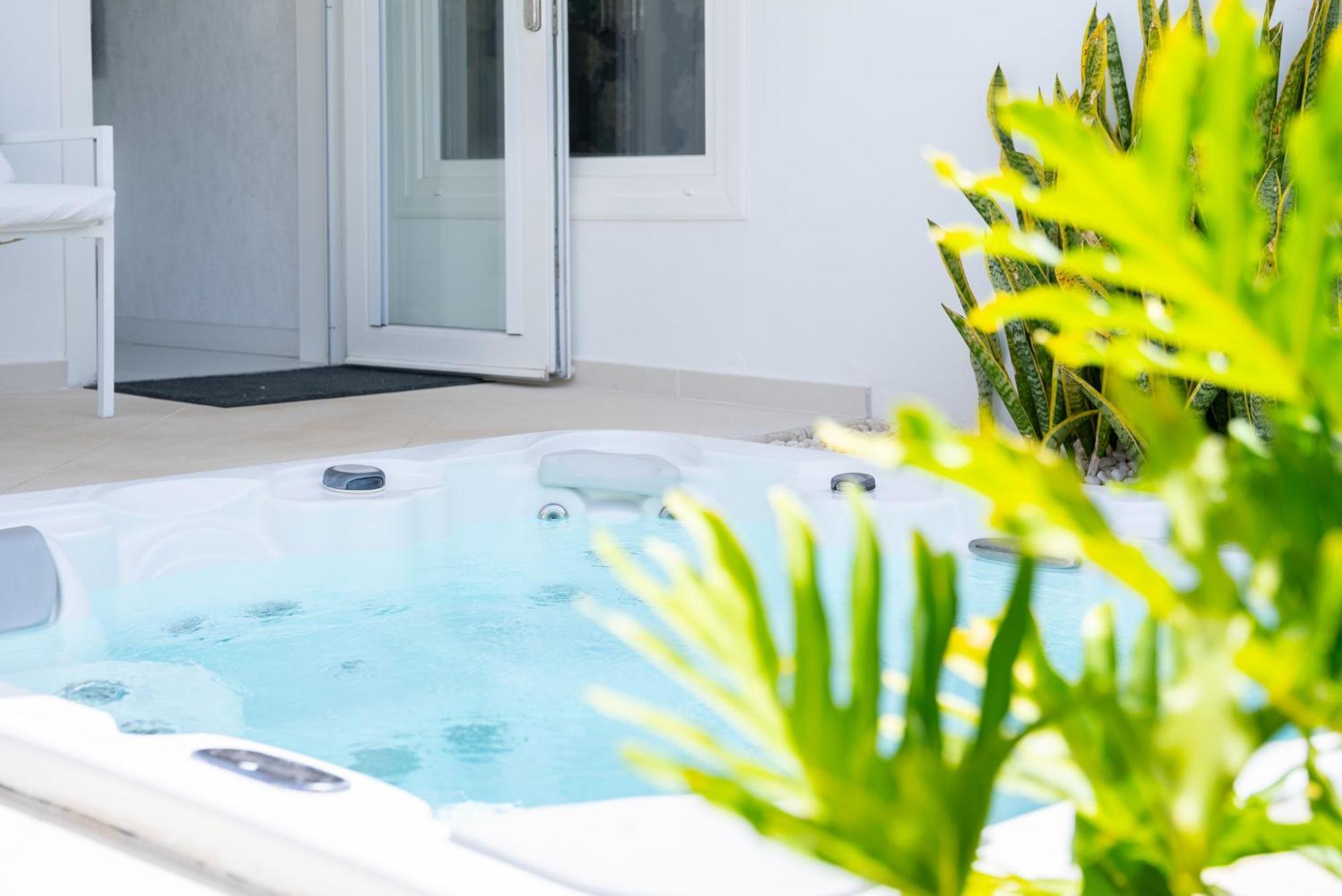 Suite Master 2 Bedroom Hot Tub & Sea View