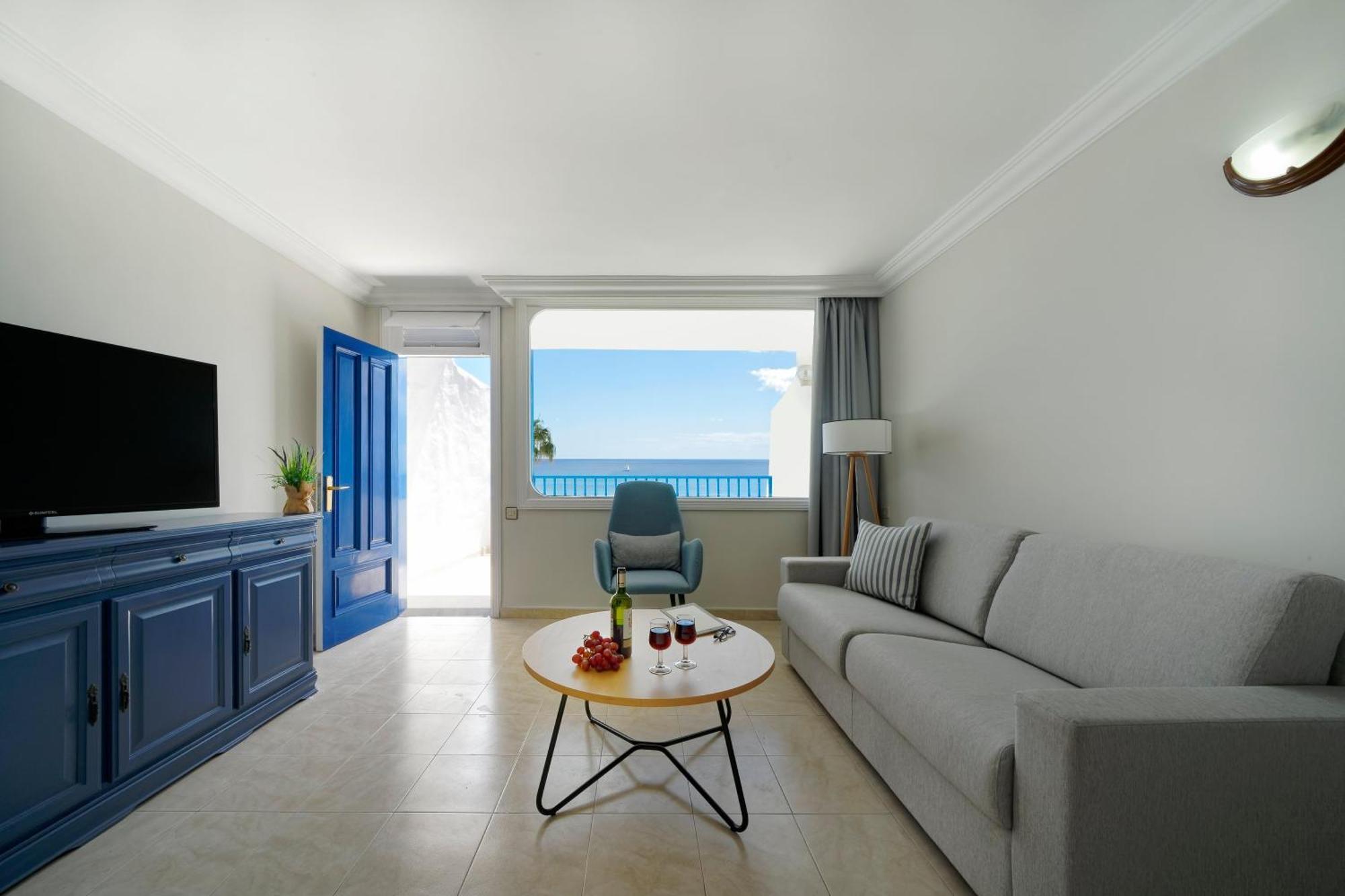 One-Bedroom Apartment Sea View